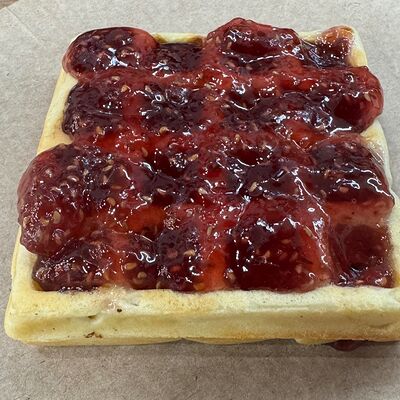 Бельгийская вафля с малиновым джемом в Squad Full по цене 249 ₽