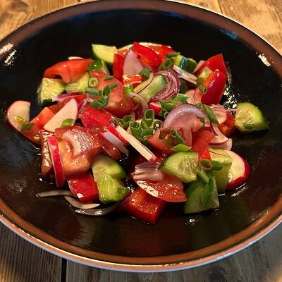 Овощной салат с маслом в Billy McDaniel по цене 240 ₽