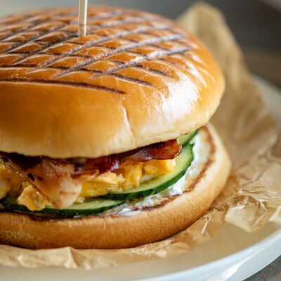 Брэкфаст бургер в Karma по цене 825 ₽