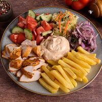 Шаверма на тарелке с курицей в Мангал-Фуд