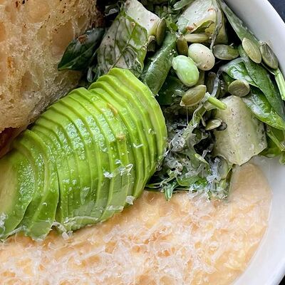 Скрэмбл с авокадо и миксом салатов в More More по цене 485