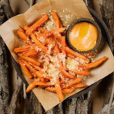 Батат фри с соусом кимчи и пармезаном в Zanzibar по цене 620 ₽