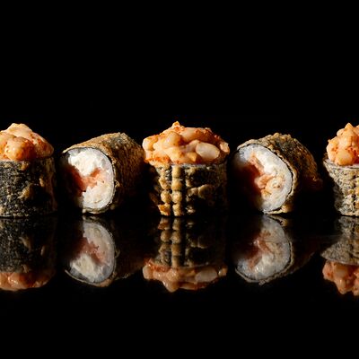 Тёплый ролл с лососем в МОМО по цене 2650 ₽