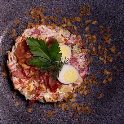 Салат с копчеными колбасками и беконом в Кнедлик по цене 520 ₽