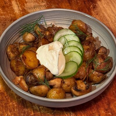 Картофель с грибами жареный в John Gilroys по цене 720 ₽