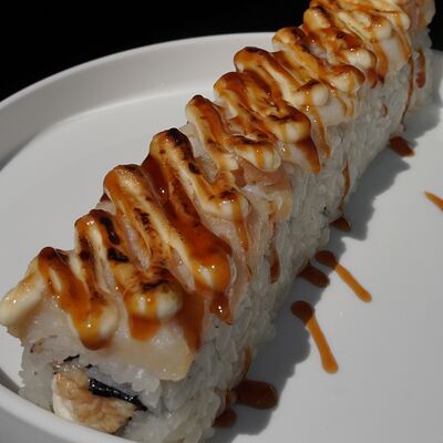 Ролл с угрем и морским гребешком в Рандеву по цене 980 ₽