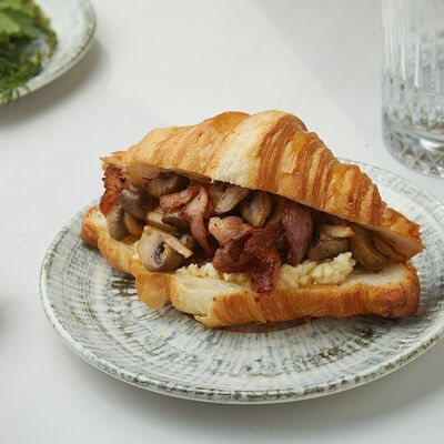 Круассан с беконом в Блеск по цене 260