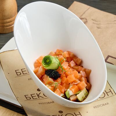 Тартар из лосося с авокадо и соусом Понзу в Restobar Бекон по цене 1060 ₽