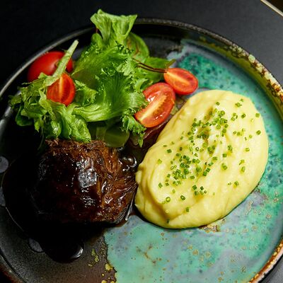 Говяжья щека с трюфельным пюре в Великий Goodwine по цене 990 ₽