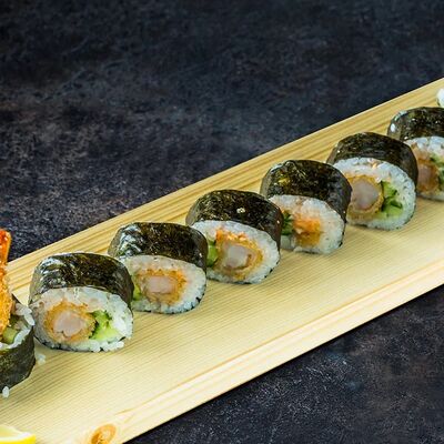 Фирменный Эби темпура маки ролл в Вкусно Суши по цене 470