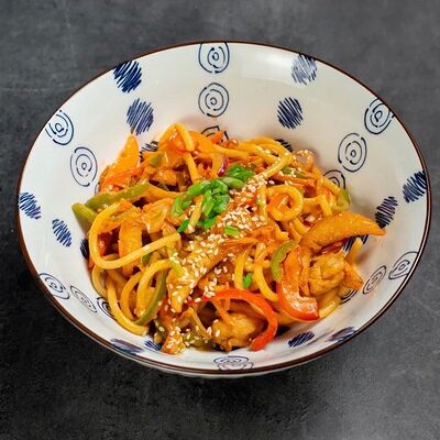 Яичная лапша с курицей в соусе Том-ямв Gourmetto по цене 560 ₽