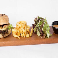 Burger au poulet pour enfant servi avec frites et salade в Smoke house