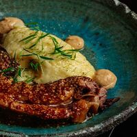 Томленая грудинка с пюре из запеченного картофеля в Inside