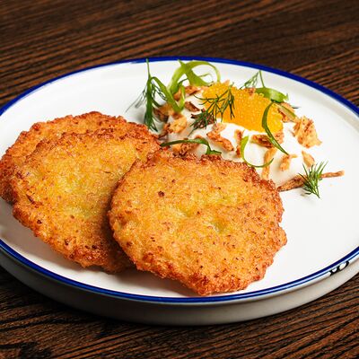 Драники картофельные со сметаной и щучьей икрой в Паб старый чемодан по цене 390 ₽