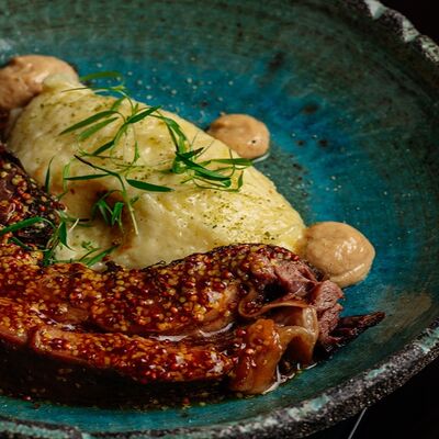 Томленая грудинка с пюре из запеченного картофеля в Inside по цене 1210 ₽