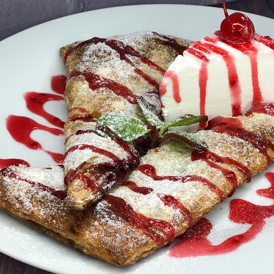 Штрудель с вишней и мороженым в Чайхона Халиф по цене 950 ₽