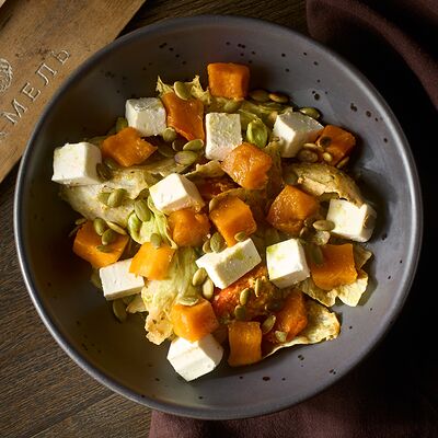 Салат с запеченной тыквой и брынзой в Хмель по цене 190 ₽