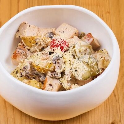 Салат с копченой курицей в 4 сыра по цене 830 ₽