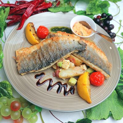 Сибас жаренный с брынзой и беконом в сливочном соусе в Вечная пятница по цене 850
