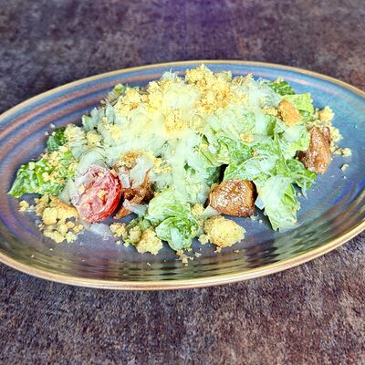 Цезарь с теплой курочкой и печеньем в Pink milk x Lift по цене 690 ₽