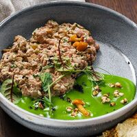 Тартар из говядины с маринованными опятами и соусом из зеленого лука в Бабка Тарахто