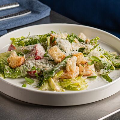 Салат Цезарь с креветками в Паркинг по цене 740 ₽