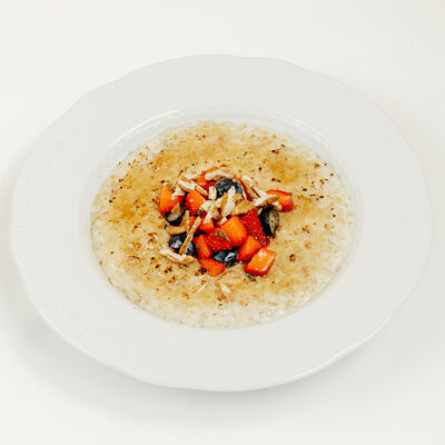 Каша овсяная с ягодами и орехом пекан в Магадан по цене 490 ₽