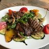Салат с мини-стейками в Café Sicilia по цене 950