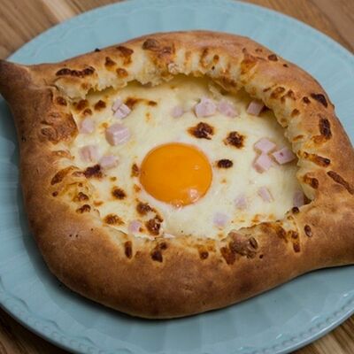 Аджарский хачапури с ветчиной малый в Бебо по цене 420 ₽