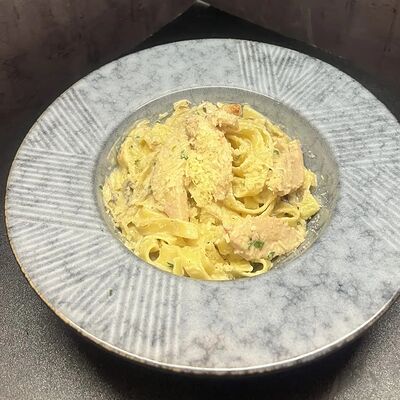 Феттуччине с копчёной куриной грудкой и грибамив Лось Лосось по цене 850 ₽