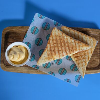 Гриль-сэндвич с окороком и сыром в Coffee Cake по цене 450 ₽