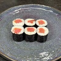 Маки с тунцом в Wok Poke and Boul