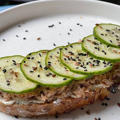 Брускетта Тунец-огурецв Сырник по цене 440 ₽