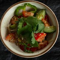Салат из спелых и сочных овощей, зелени и орехов в Край древних гор