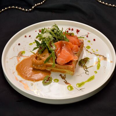 Сырная вафля с лососем, руколой и соусом биск в Правда по цене 490 ₽