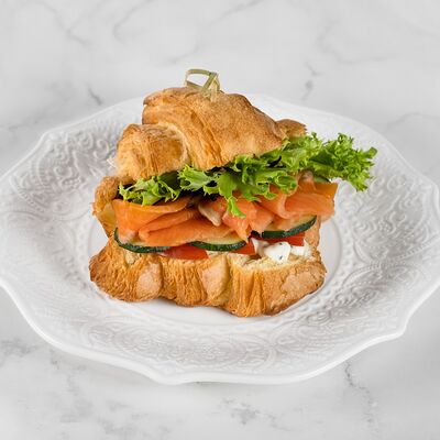 Круассан с лососем в Семейное бистро Монти по цене 740 ₽
