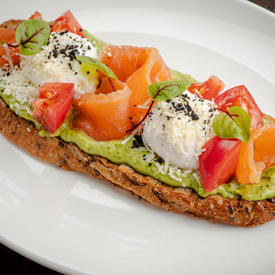 Тост с малосоленой семгой, гуакамоле, яйцом пашот в Съели Сумели по цене 1130 ₽