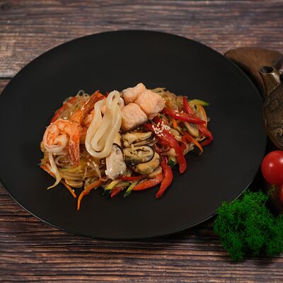 Фунчоза в сладком чили соусе с морепродуктами в Японский городовой 64 по цене 390 ₽