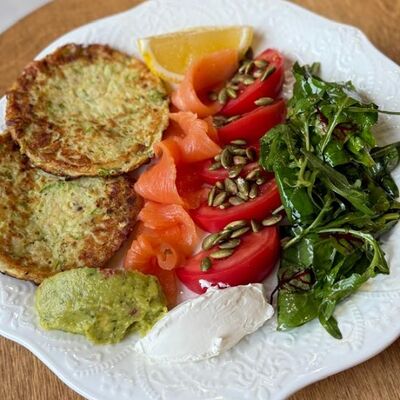 Оладьи из цукини с лососем в Cook cafeshop по цене 890 ₽