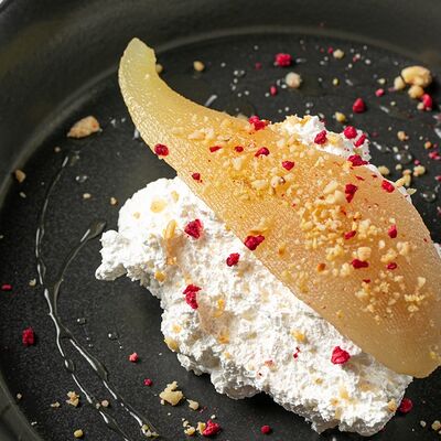 Десерт Груша со взбитыми сливками в Перчини на огне по цене 390