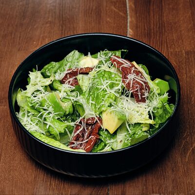 Зеленый салат с вялеными томатами в Поль Бейкери по цене 650 ₽