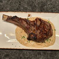 Розовая телятина на кости в Torro Grill