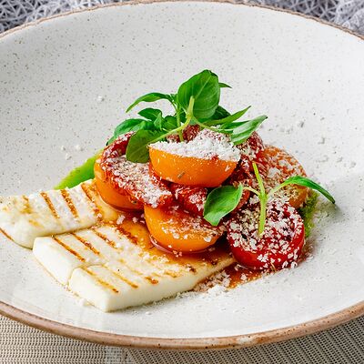 Салат Ассорти из томатов с жареным Адыгейским сыром в Сен Тропе по цене 610 ₽