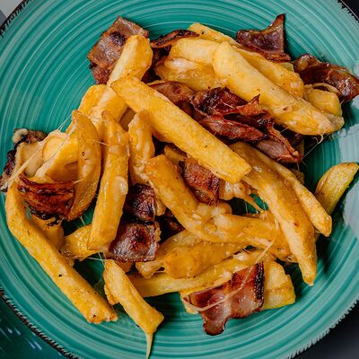 Картофель фри с сыром и беконом в В Космосе Есть по цене 330 ₽