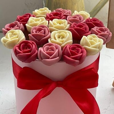 Шоколадные розы в шляпной коробке 19 роз в Sweetness по цене 1290