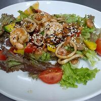 Салат с морепродуктами Wok в Вок кафе