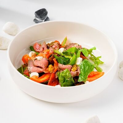 Салат с ростбифом, томатами и древесными грибами в Филадельфия по цене 688 ₽