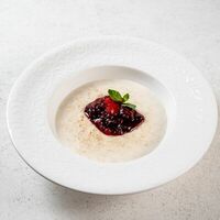 Каша овсяная на молоке с ягодным соусом в Villa Pasta