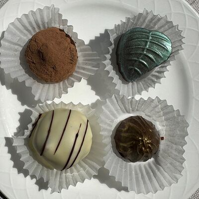 Конфеты с нугой в Wine & Vine по цене 195 ₽