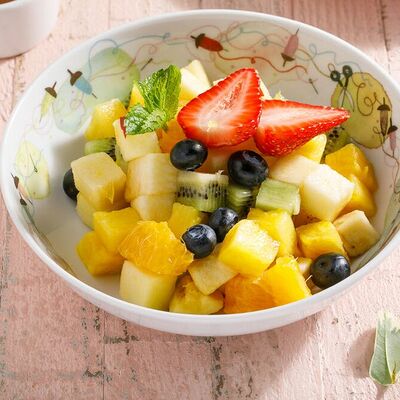 Салат фруктовый с малиновым йогуртом в Кукумбер по цене 590